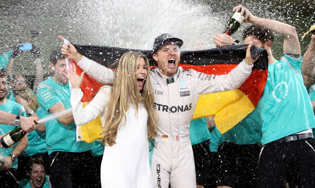 GP di Abu Dhabi, Nico Rosberg  campione del mondo con la Mercedes e festeggia sul podio con la moglie Vivian (LaPresse)